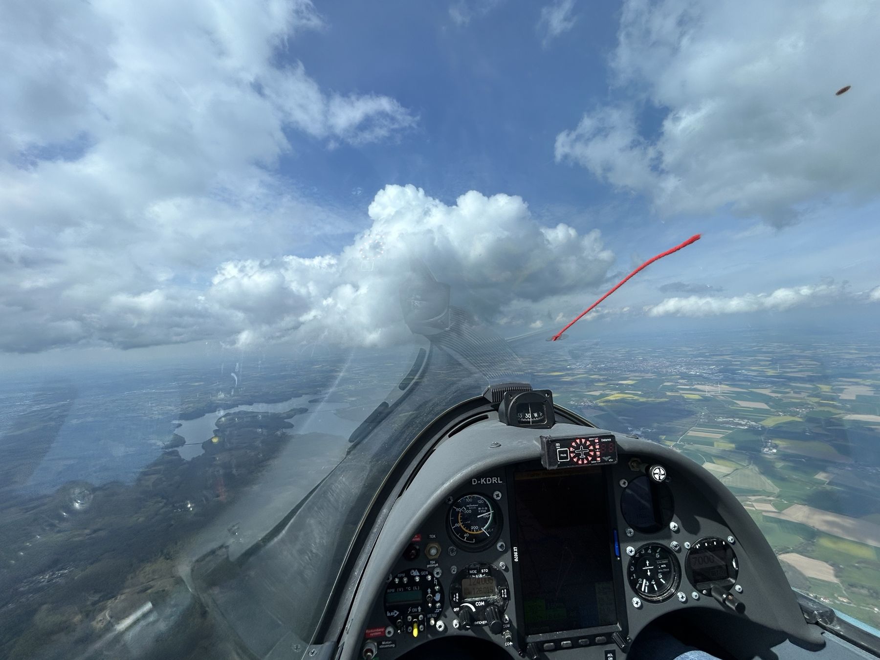 Blick aus dem Cockpit auf Cumuluswolken