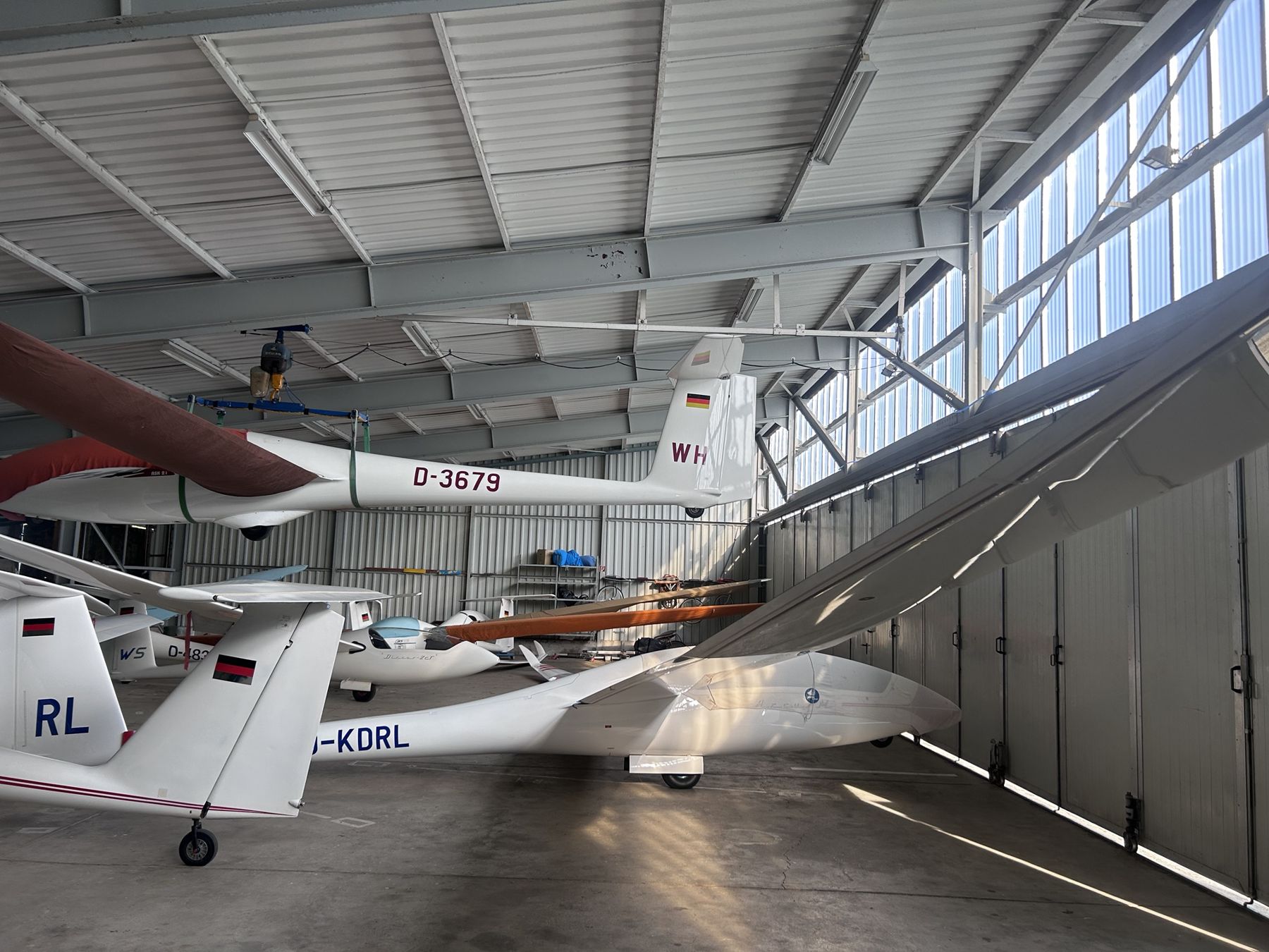 Blick in unsere Flugzeughalle mit ASK 21 und weiteren Segelflugzeugen