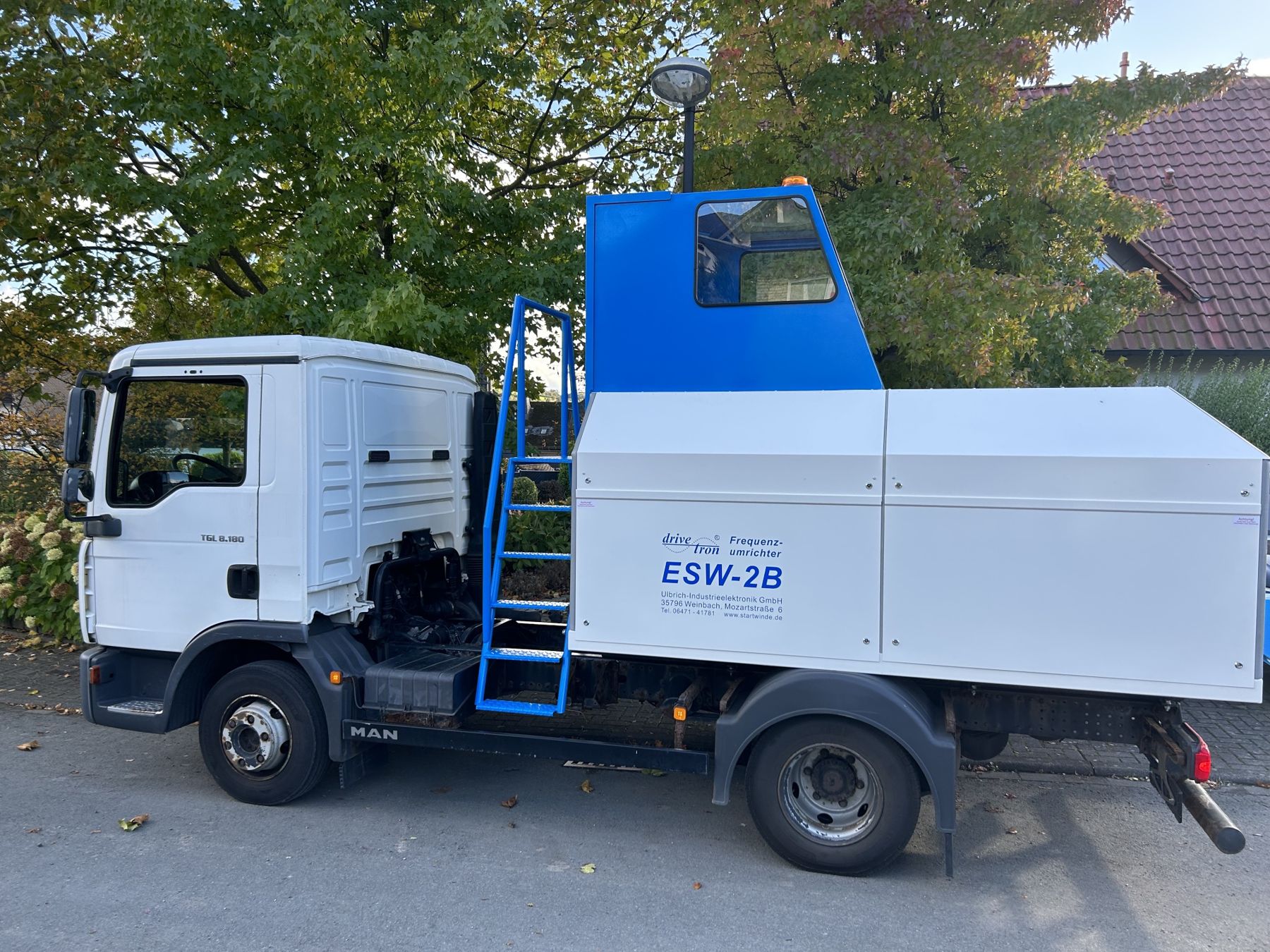Elektrowinde ESW-2B von der Seite: Lkw-Fahrgestell mit Windenaufbau und blauer Fahrerkabine
